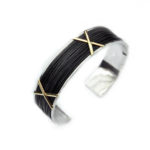 Brazalete Cruz de oro y pelo