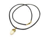 Collar de perla de venado y cuero