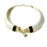 Gargantilla con navajas de jabalí.