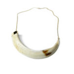 Gargantilla navaja de jabalí