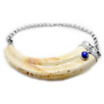 Collar con colmillo de facochero y lapislázuli