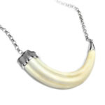 Collar de plata y colmillo de facochero