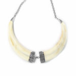 Collar de plata y colmillos de facochero