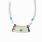 Collar de facochero, perla y turquesa